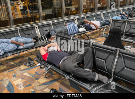 Dormir,dormir,privé,privation,somnoler,reposant,rattraper un peu de sommeil,au départ,l'Aéroport International de Bahreïn, Bahreïn, Moyen-Orient Banque D'Images