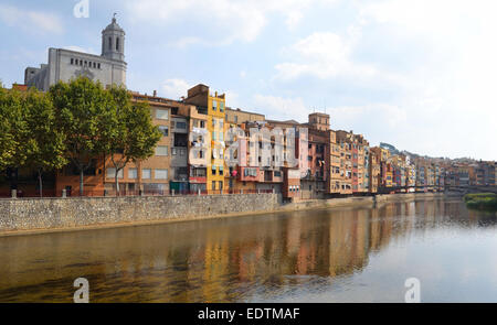 Des maisons pittoresques colorés à Gérone, Catalogne, Espagne Banque D'Images