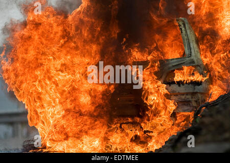 Voiture en feu après que le moteur a pris feu Banque D'Images