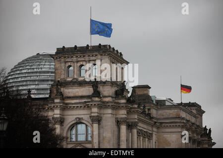 (150110) -- BERLIN, 10 janvier 2015 (Xinhua) -- un drapeau de l'UE et un drapeau national allemand flotter en berne sur le Reichstag (la chambre basse du parlement) pour commémorer les victimes de l'attentat sur le Français hebdomadaire satirique 'Charlie Hebdo', à Berlin, Allemagne, le 9 janvier 2015. Douze personnes ont été tuées mercredi dans une fusillade à Paris le bureau de l'hebdomadaire Charlie Hebdo. (Xinhua/Zhang Fan) Banque D'Images