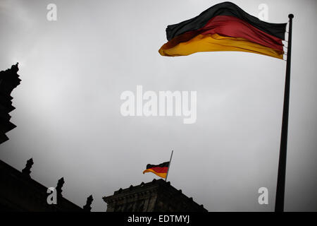 (150110) -- BERLIN, 10 janvier 2015 (Xinhua) -- l'Allemand drapeau flotte en berne sur le Reichstag (la chambre basse du parlement) pour commémorer les victimes de l'attentat sur le Français hebdomadaire satirique 'Charlie Hebdo', à Berlin, Allemagne, le 9 janvier 2015. Douze personnes ont été tuées mercredi dans une fusillade à Paris le bureau de l'hebdomadaire Charlie Hebdo. (Xinhua/Zhang Fan) Banque D'Images