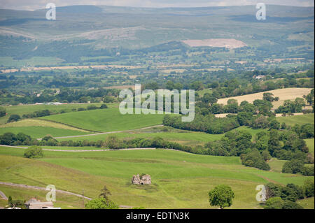 En regardant la partie supérieure de la vallée de l'Eden à proximité de Kirkby Stephen, Cumbria, Lammerside avec Wharton Hall et Château. Banque D'Images