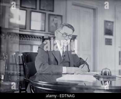 1926 Antique photo, James Michael Curley, maire de Boston, Massachusetts, USA. James Michael Curley (Novembre 20, 1874 - Novembre 12, 1958) était un homme politique américain, célèbre pour ses quatre mandats en tant que maire démocrate de Boston, Massachusetts, et un mandat comme gouverneur du Massachusetts. Il a aussi servi deux fois à la Chambre des représentants des États-Unis. Il était aussi bien connu pour sa popularité à Boston, en particulier avec l'Américains d'origine irlandaise. Sa popularité est telle qu'il a été une fois réélue maire en servant de la prison pour une condamnation pour crime. SOURCE : négatif original Banque D'Images