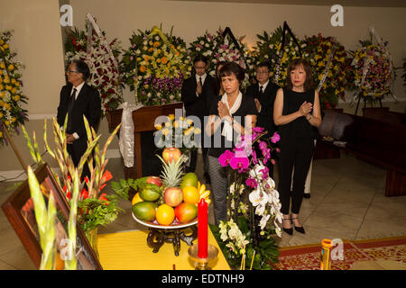Les membres de la famille, les amis en deuil au service funéraire vietnamiens, Little Saigon district, City of westminster, Californie Banque D'Images