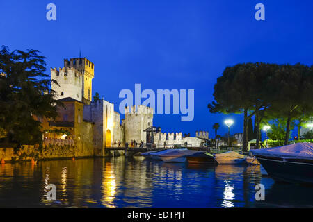 Scaligerburg (Castello Scaligero) à Sirmione am Gardasee bei nacht, Lombardie, Italie, Europa,Château Scaliger (Scalig Banque D'Images