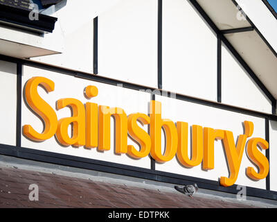 Supermarché Sainsbury's signe sur mur extérieur UK Banque D'Images