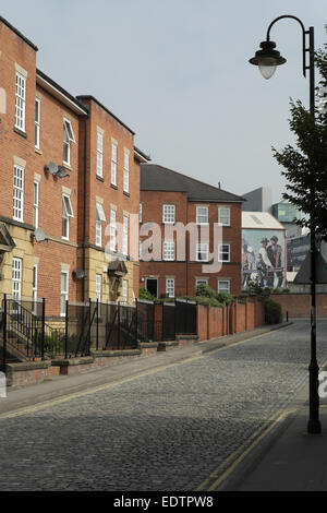 Ciel bleu portrait oblique maisons de ville en brique au quai de pommes de terre, de la peinture murale à l'emplacement de la station de Liverpool Street, Manchester, UK Banque D'Images