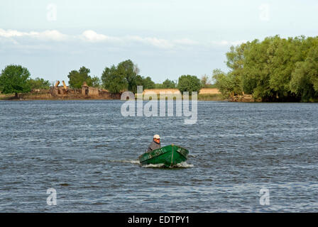 Man in motorboat, delta du Danube, Roumanie, Europa Banque D'Images