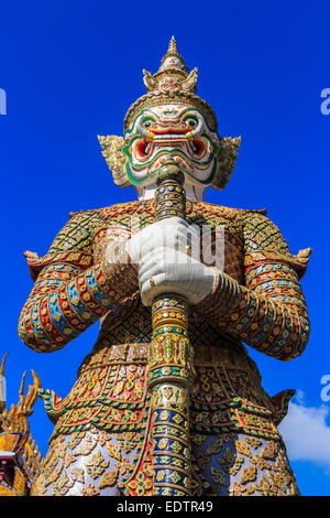 La statue de tenir géant club et ciel bleu au Wat Phra Kaew ,Thaïlande (Ant's Eye View) Banque D'Images