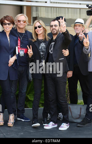 Ringo Starr, tout en célébrant son 74ème anniversaire, annonce qu'il sera le visage du designer John Varvatos Peace & Love Fund Avec: Ringo Starr,Barbara Bach Starr Où: Hollywood, Californie, États-Unis Quand: 07 Jul 2014 Banque D'Images