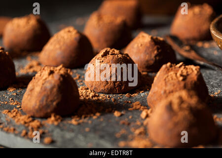 Truffes au chocolat noir fantaisie prêt à manger Banque D'Images