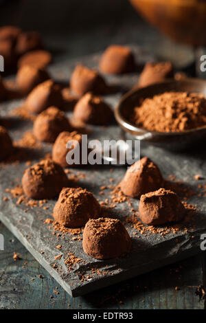 Truffes au chocolat noir fantaisie prêt à manger Banque D'Images