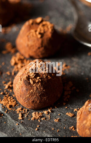 Truffes au chocolat noir fantaisie prêt à manger Banque D'Images