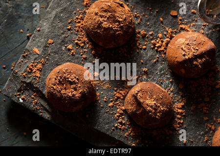 Truffes au chocolat noir fantaisie prêt à manger Banque D'Images