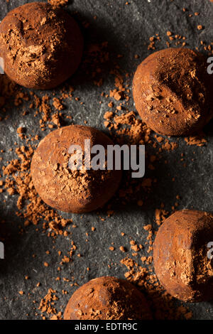 Truffes au chocolat noir fantaisie prêt à manger Banque D'Images