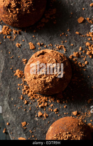 Truffes au chocolat noir fantaisie prêt à manger Banque D'Images