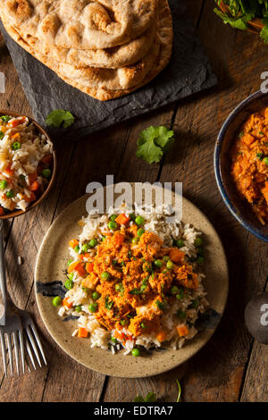 Poulet Tikka Masala fait maison avec du riz et du pain naan Banque D'Images