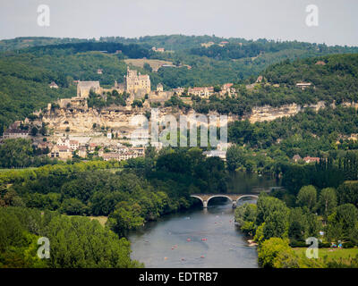 Village et château de Beynac-et-Cazenac sur la rive de la rivière Dordogne, dans le sud de la France. Banque D'Images