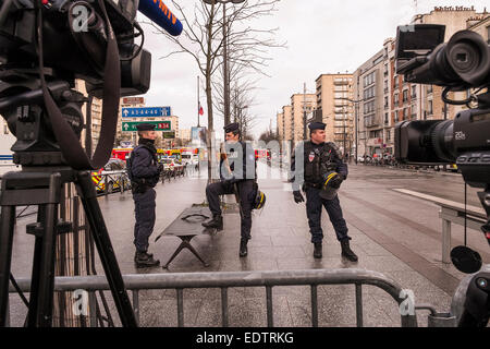 Paris, France. 9 janvier, 2015. Policiers près de la Porte de Vincennes, où un homme s'ostages dans un supermarché casher. Drapeau français est en berne, deux jours après l'attaque terroriste contre l'magazien satirique Charlie Hebdo. Crédit : Frederic Augendre/Alamy Live News Banque D'Images