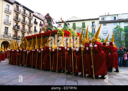 Procession religieuse de pénitents lors des fêtes de Pâques la semaine sainte en Espagne Logroño Banque D'Images