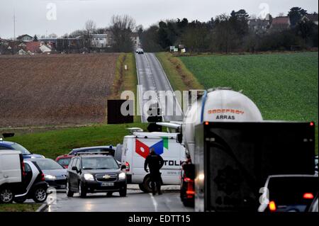 Dammartin-en-Goele, France. 9 janvier, 2015. Le trafic de contrôle de police à Dammartin-en-Goele, au nord-est de Paris, où deux frères soupçonnés d'attaque Charlie Hebdo a tenu une personne en otage comme les hommes armés à coins de la police, le 9 janvier, 2015. La force de sécurité français lancé assaut contre Kouachi frères, tués les deux suspects de l'attaque de Charlie Hebdo. Source : Xinhua/Alamy Live News Banque D'Images