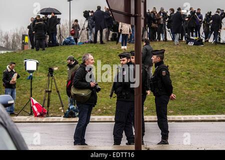 Dammartin-en-Goele, France. 9 janvier, 2015. Interview Jounalists responsables de la police de Dammartin-en-Goele, au nord-est de Paris, où deux frères soupçonnés d'attaque Charlie Hebdo a tenu une personne en otage comme les hommes armés à coins de la police, le 9 janvier, 2015. La force de sécurité français lancé assaut contre Kouachi frères, tués les deux suspects de l'attaque de Charlie Hebdo. Source : Xinhua/Alamy Live News Banque D'Images