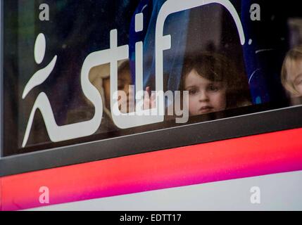 Dammartin-en-Goele, France. 9 janvier, 2015. Les enfants sont évacués dans la région de Dammartin-en-Goele, au nord-est de Paris, où deux frères soupçonnés d'attaque Charlie Hebdo a tenu une personne en otage comme les hommes armés à coins de la police, le 9 janvier, 2015. La force de sécurité français lancé assaut contre Kouachi frères, tués les deux suspects de l'attaque de Charlie Hebdo. Source : Xinhua/Alamy Live News Banque D'Images