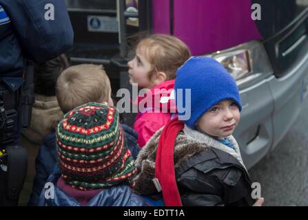 Dammartin-en-Goele, France. 9 janvier, 2015. Les enfants sont évacués dans la région de Dammartin-en-Goele, au nord-est de Paris, où deux frères soupçonnés d'attaque Charlie Hebdo a tenu une personne en otage comme les hommes armés à coins de la police, le 9 janvier, 2015. La force de sécurité français lancé assaut contre Kouachi frères, tués les deux suspects de l'attaque de Charlie Hebdo. Source : Xinhua/Alamy Live News Banque D'Images