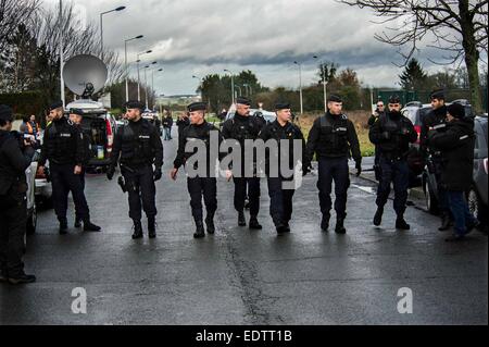 Dammartin-en-Goele, France. 9 janvier, 2015. Monter la garde de police dans la région de Dammartin-en-Goele, au nord-est de Paris, où deux frères soupçonnés d'attaque Charlie Hebdo a tenu une personne en otage comme les hommes armés à coins de la police, le 9 janvier, 2015. La force de sécurité français lancé assaut contre Kouachi frères, tués les deux suspects de l'attaque de Charlie Hebdo. Source : Xinhua/Alamy Live News Banque D'Images