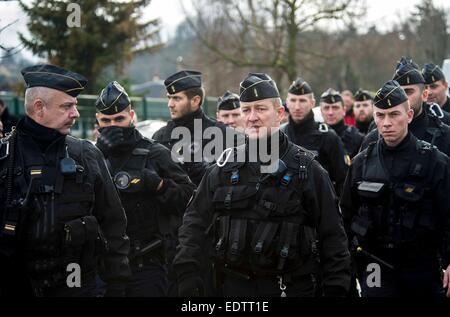 Dammartin-en-Goele, France. 9 janvier, 2015. Changement de police en quarts de Dammartin-en-Goele, au nord-est de Paris, où deux frères soupçonnés d'attaque Charlie Hebdo a tenu une personne en otage comme les hommes armés à coins de la police, le 9 janvier, 2015. La force de sécurité français lancé assaut contre Kouachi frères, tués les deux suspects de l'attaque de Charlie Hebdo. Source : Xinhua/Alamy Live News Banque D'Images