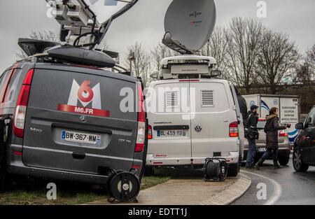 Dammartin-en-Goele, France. 9 janvier, 2015. Les médias se réunissent à Dammartin-en-Goele, au nord-est de Paris, où deux frères soupçonnés d'attaque Charlie Hebdo a tenu une personne en otage comme les hommes armés à coins de la police, le 9 janvier, 2015. La force de sécurité français lancé assaut contre Kouachi frères, tués les deux suspects de l'attaque de Charlie Hebdo. Source : Xinhua/Alamy Live News Banque D'Images