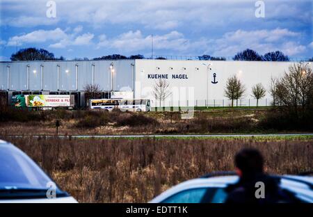 Dammartin-en-Goele, France. 9 janvier, 2015. Un policier de montres en distance dans Dammartin-en-Goele, au nord-est de Paris, où deux frères soupçonnés d'attaque Charlie Hebdo a tenu une personne en otage comme les hommes armés à coins de la police, le 9 janvier, 2015. La force de sécurité français lancé assaut contre Kouachi frères, tués les deux suspects de l'attaque de Charlie Hebdo. Source : Xinhua/Alamy Live News Banque D'Images