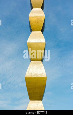 La colonne sans fin (colonne de l'infini) faite par Constantin Brancusi à Targu Jiu, Roumanie symbolise le sacrifice infini. Banque D'Images