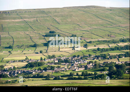 Hawes dans Wensleydale, Yorkshire sur une soirée d'été, montrant la campagne environnante. Le Yorkshire, UK Banque D'Images