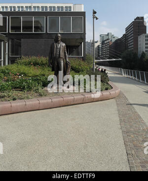 Ciel bleu statue en bronze portrait Joseph Brotherton en jardin par rivière Irwell Riverside Walk, nouveau Bailey Street, Salford, Royaume-Uni Banque D'Images