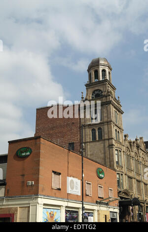 Ciel bleu, portrait oblique à partir de la mesure 38, bâtiment classé grade 2 Albert Hall par Old Chicago Rock Cafe, Peter Street, Manchester Banque D'Images