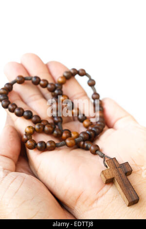 Chapelet en bois avec croix sur des palm Banque D'Images