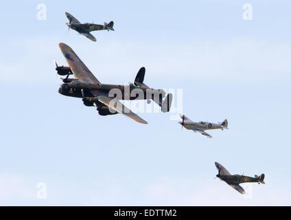 Battle of Britain Memorial Flight au cours de Goodwood, Sussex de l'Ouest composé d'un AVRO Lancaster et Spitfire 3 Banque D'Images