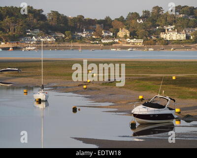 Vue sur l'estuaire de Camel Rock à Padstow à marée basse avec bateaux Banque D'Images