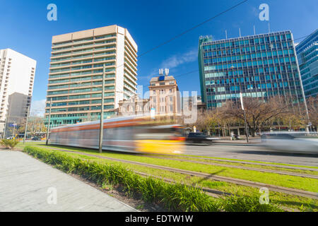 Le Tram dans une ville verte moderne Banque D'Images