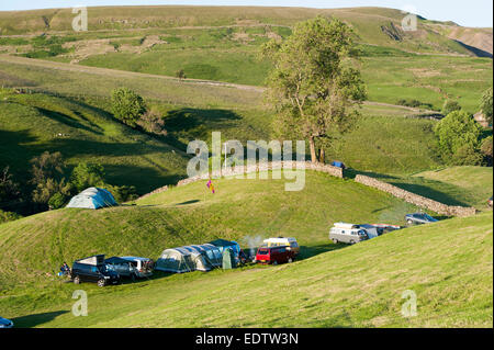 Camping dans le champ des agriculteurs, Swaledale, North Yorkshire, UK, sur une soirée d'été. Banque D'Images