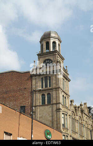 Ciel bleu, portrait de Bar 38, bâtiment classé grade 2 Albert Hall se lever au-dessus de Old Chicago Cafe, Peter Street, Manchester, UK Banque D'Images