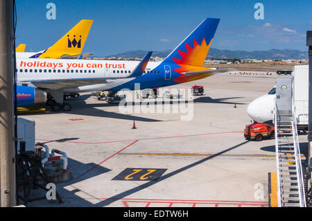 Vue latérale d'un avion à réaction Boeing 757 2.Com attendait sur le terminal à l'aéroport de Palma de Majorque Banque D'Images