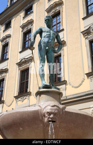 Fontaine de tireur de l'université bâtiment principal, Wroclaw, la Basse Silésie, Wroclaw, Pologne, Europe Banque D'Images