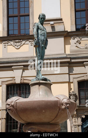 Fontaine de tireur de l'université bâtiment principal, Wroclaw, la Basse Silésie, Wroclaw, Pologne, Europe Banque D'Images
