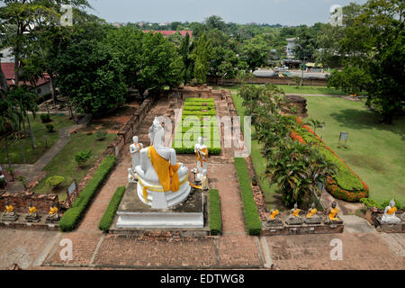 Thaïlande - Vue depuis la Chedi du Wat Chai Mongko à Ayutthaya plus serein l'aménagement paysager du site d'un ancien monastère. Banque D'Images