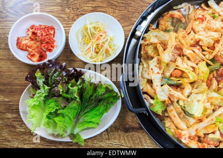 La nourriture coréenne composer de kimchi,laitue fraîche, fèves germées et sauté de légumes avec du poulet à la table en bois Banque D'Images