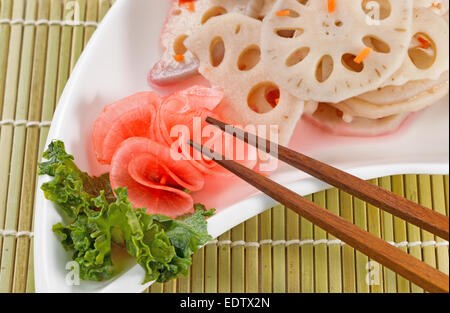 Le radis chinois, en blanc, avec des baguettes de bambou naturel mat place Banque D'Images