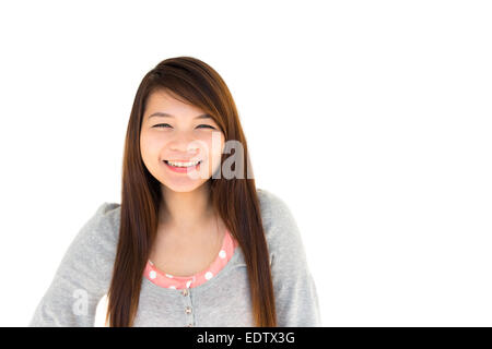 Visage rond et blanc femme poilue thaïlandais de la peau avec manteau gris sourit sur fond blanc (zone vide du côté droit) Banque D'Images