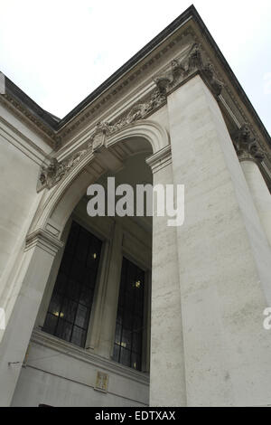 Portrait de hauteur arch dans côté sud de Portland blanc portique en pierre entrée de Manchester Central Library, St Peter's Square, UK Banque D'Images